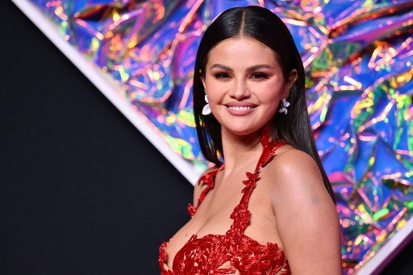 Selena Gomez拍賣美斯「無價寶」球衣