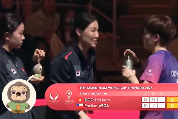 吳詠琳（左）向正在出戰女單的杜凱琹（右）展示樹懶公仔。YouTube截圖