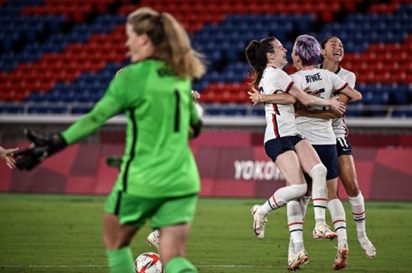 美國女足賽後興奮慶祝。©AFP