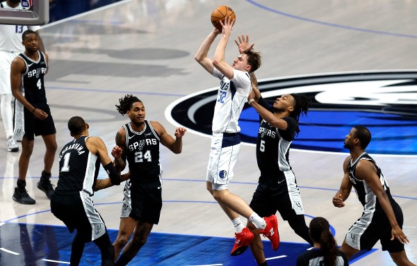 法拉格再取32分 獨行俠仍遭「刺」傷