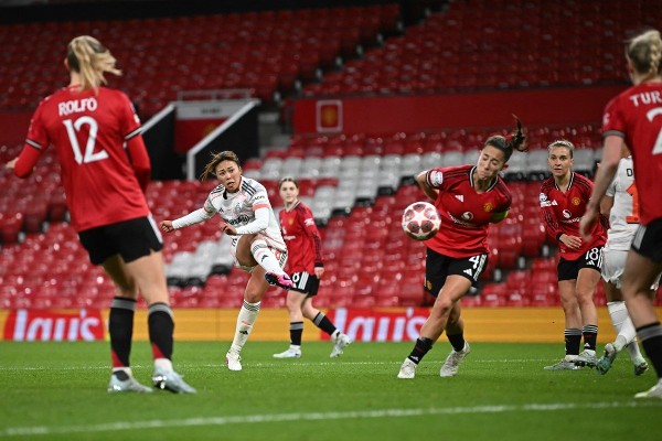 谷川萌萌子助「仁」射破曼聯