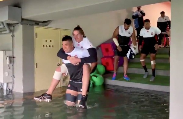 颱風襲日 欖球員齊玩水