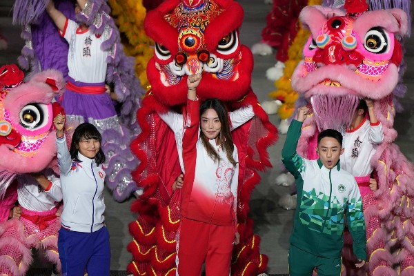 李思穎（左）等與觀眾打招呼。官方圖片