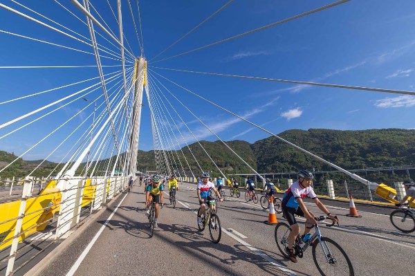 李慧詩李思穎周日參與單車節