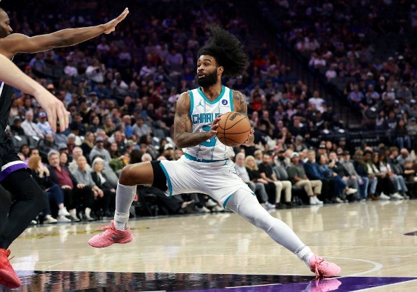 轟26球三分平紀錄 黃蜂44分炒帝王