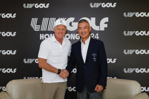 LIV Golf專員諾文跟香港哥爾夫球會會長郭永亮合照。公關提供