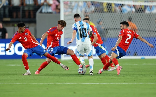 4名智利球員包圍美斯。©AFP