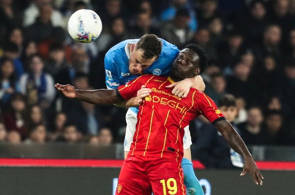 無人接觸下倒地 班達嚇親球迷