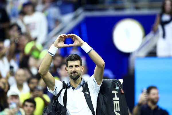 祖高域離場向觀眾揮手送吻疑似道別？