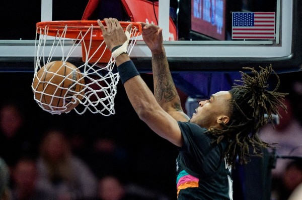 史特方卡素三雙  馬刺擒公鹿