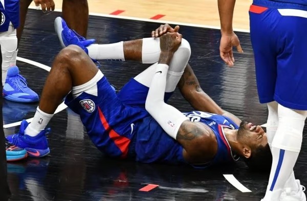 保羅佐治右膝關節撞傷變形。NBA.com