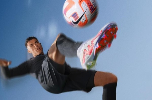 C朗最近在IG幫Nike宣傳新鞋。