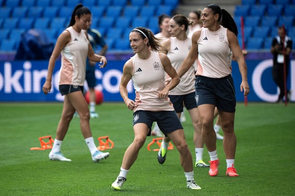 狂牛女足為斷腳艾坦娜爭盃