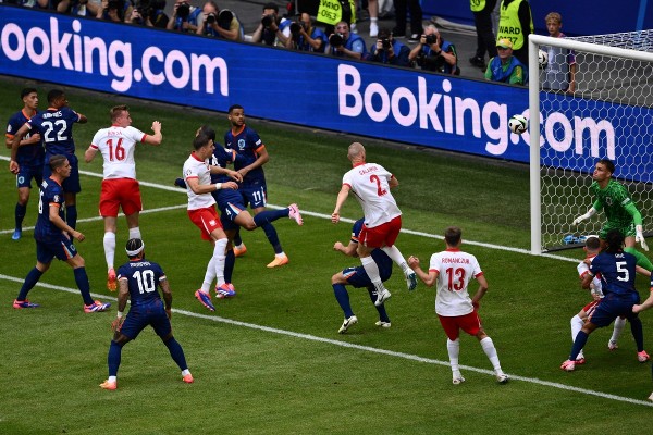 不少國內波蘭球迷看不到布沙的頭槌入球。©AFP