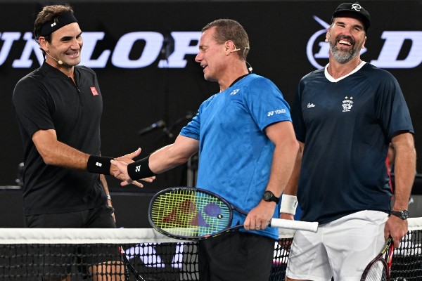 艾卡拿斯：費達拿連打golf都咁優雅