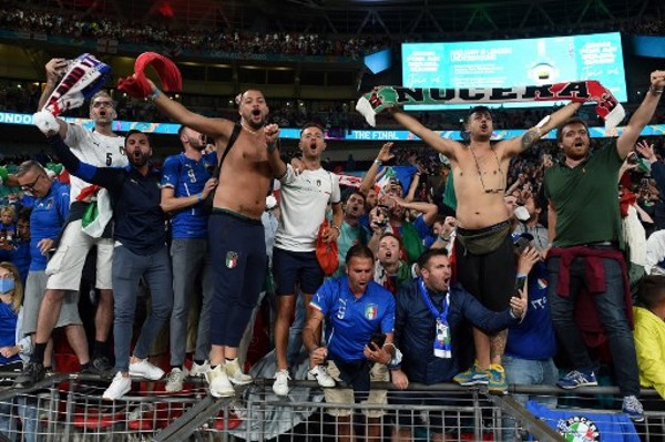 意大利球迷前年慶祝在溫布萊捧盃。©AFP