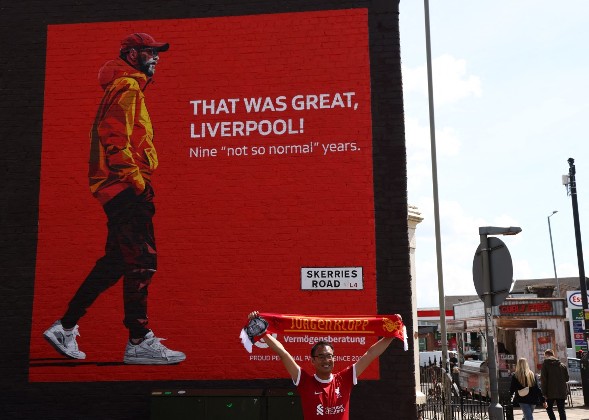 利物浦市已有不少向高普致敬的招牌和海報。©AFP