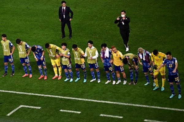 日本出局後列隊向球迷致意。