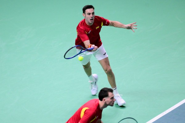 柏度馬天尼斯（上）和格羅拿斯成為西班牙入台維斯盃決賽功臣。©AFP