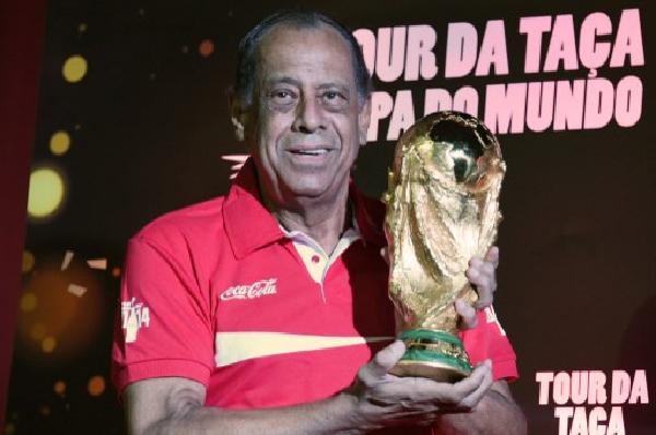 艾爾拔圖兩年前還出席FIFA活動高舉世盃。©AFP