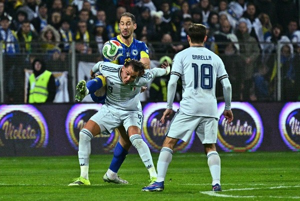 對方門將送禮 意大利以寡敵眾半場領先1：0