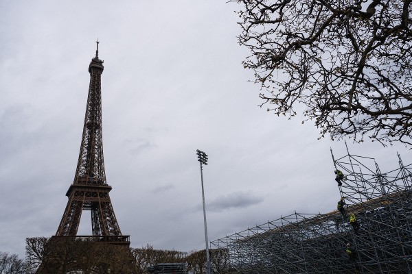 奧運5環將裝在巴黎鐵塔。©AFP