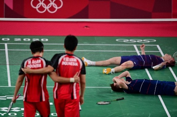 馬來西亞組合贏得銅牌後，高興得躺在球場上。©AFP