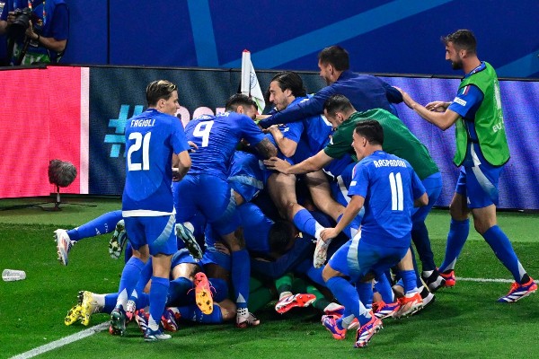意大利球員興奮慶祝入球。©AFP
