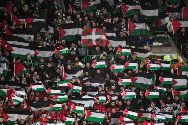 些路迪球迷在歐聯賽場展示巴勒斯坦國旗。©AFP