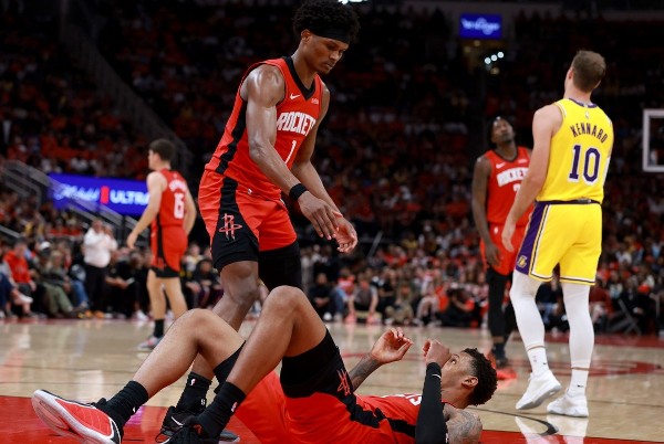 頻臨出局再爆內訌 KD獨留更衣室觀戰