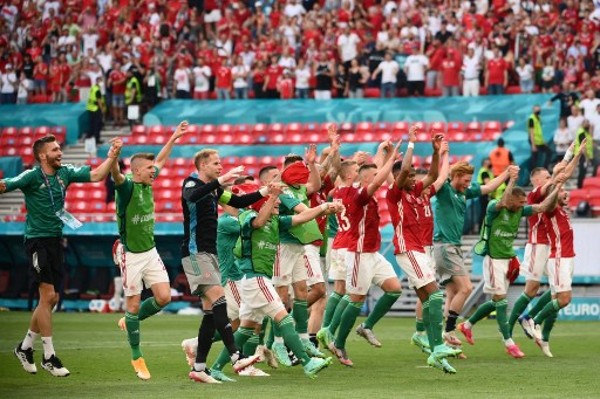 成功搶分的匈牙利，球員賽後高興地答謝球迷。©AFP