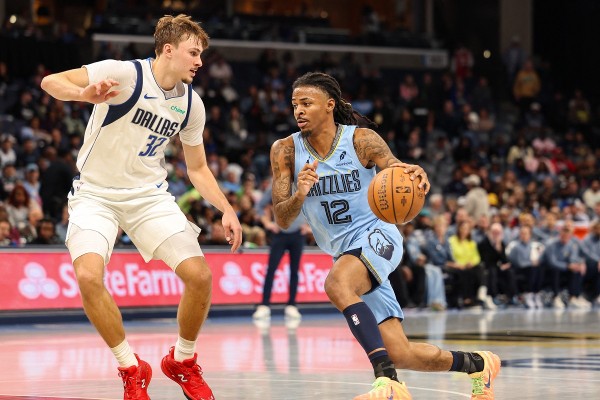 摩蘭特面對法拉格防守。©AFP