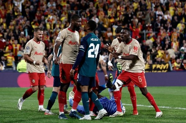 阿仙奴球員在比賽期間與敵方發生爭拗。©AFP