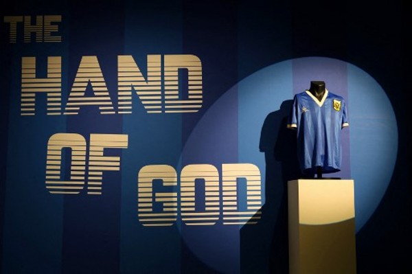「上帝之手」球衣逾700萬鎊賣出