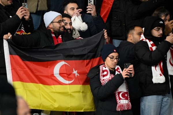 土耳其球迷特製「國旗」。©AFP