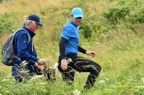 麥克萊於英國公開賽中，曾打上灌木區上。©AFP
