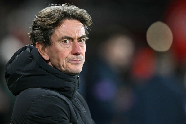 博炒？法蘭笑住拎「廠」杯飲咖啡