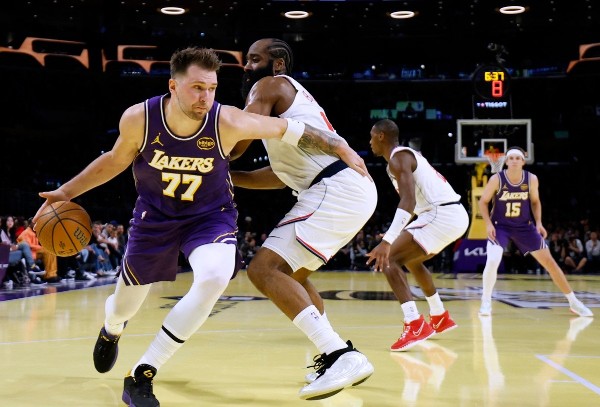 3巨頭合斬99分 湖人打吡戰擊沉快艇