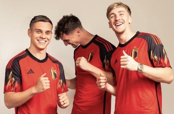比利時主場球衣袖口位有近似火燄的圖案。