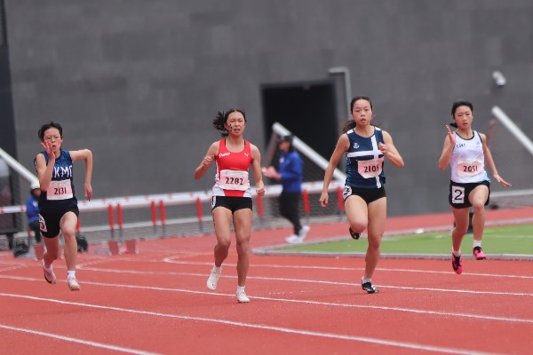 邱蒨庭（左二）出戰女子100米時拉傷大腿。@Now Sports