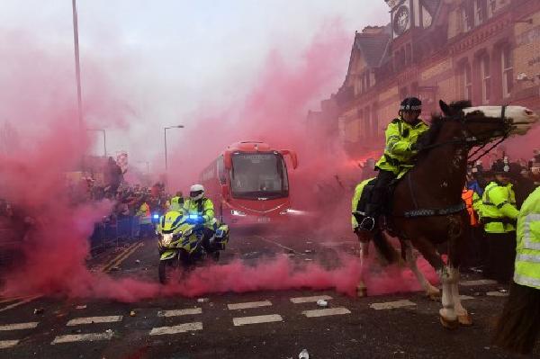 利物浦球迷賽前包圍曼城隊巴。©AFP