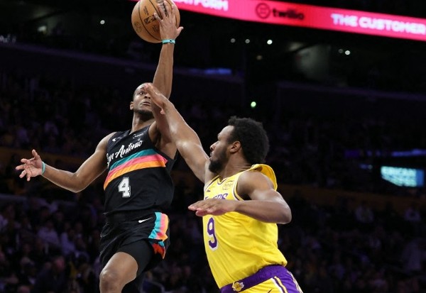 缺席湖人負馬刺 LBJ入年度陣容紀錄斷纜