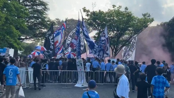 水手Ultras場外挑釁FC橫濱球迷。YouTube截圖