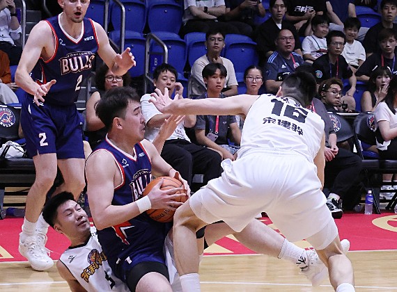 董健策動攻勢，又被蘇科雄獅球員圍剿。@Now Sports