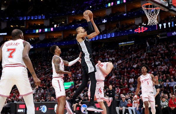 火箭下半場走樣 馬刺12分反勝