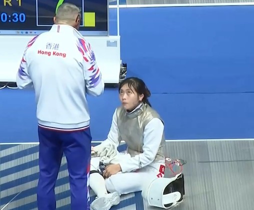 捱過抽筋入8強　關渝澄遺憾亂刺致敗