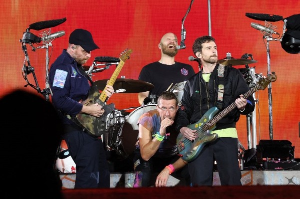 Coldplay成員（左起）Jonny Buckland、Chris Martin及Will Champion分別支持不同球隊，Guy Berryman則不是球迷。©AFP