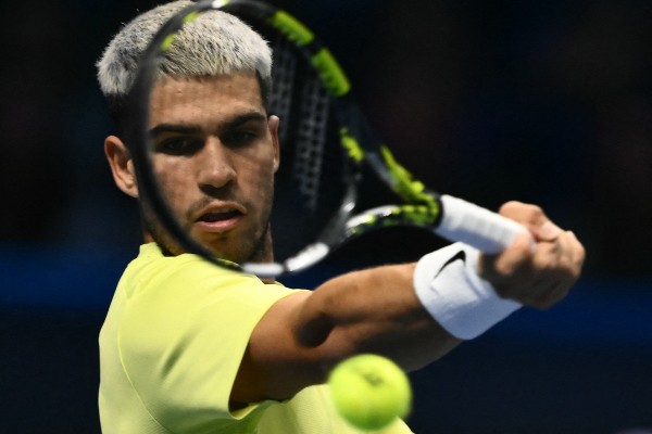 艾卡拿斯鎖定年終世一