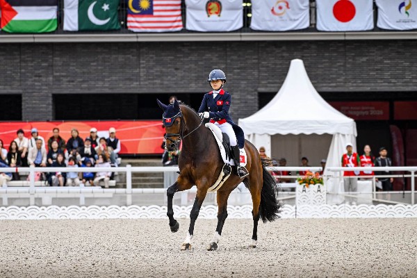 17歲李逸寧首戰亞運盛裝舞步排15