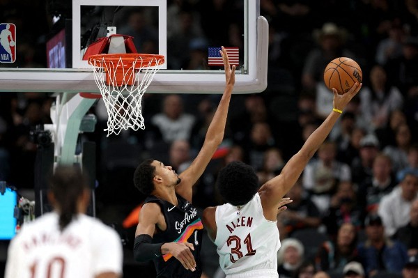 Wemby第2場復任正選 馬刺再負騎士